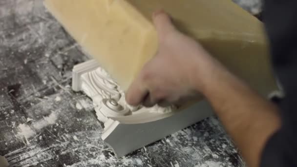 Lavoratore che rimuove lo stampo in silicone dal pezzo di gesso . — Video Stock