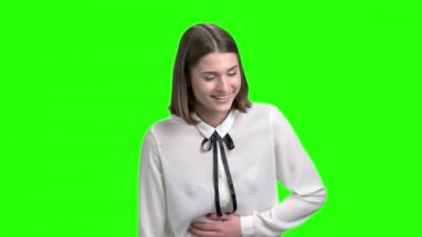 Güzel kız yüksek sesle, ağır çekim gülüyor.