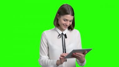 Mutlu gülümseyen genç kız kullanım tablet.