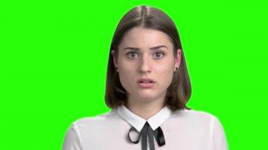 Genç kız işitme kötü haber endişeli.