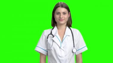 Genç kadın gülümseyen doktor portresi.