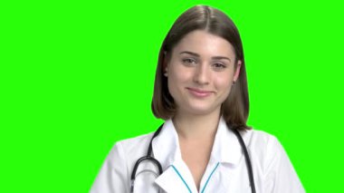 Gülümseyen neşeli genç kız portre.