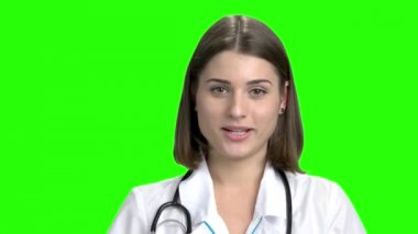 Genç sevimli kadın doktor konuşuyor.