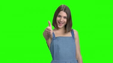 Başparmak genç şirin esmer kız kot elbise ortaya.