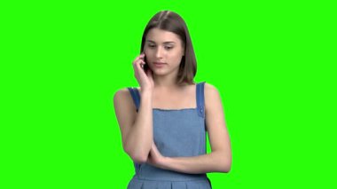 Mutlu genç kız telefonda kocası ile flört.