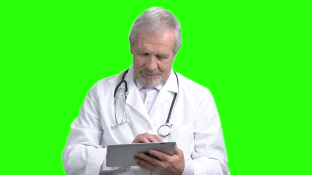 Portre kıdemli doktor dokunarak Tablet. — Stok video