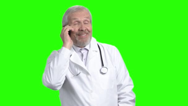 Portrét starší doktor mluví o telefonu. — Stock video