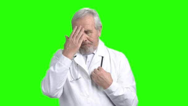Нервовий сумний портрет лікаря . — стокове відео