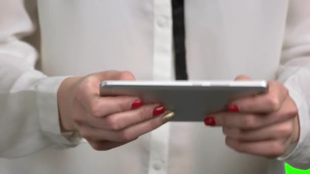 Primer plano manos femeninas jugando videojuego en el smartphone . — Vídeo de stock