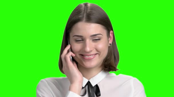 Πορτρέτο της σέξι κορίτσι μιλάει στο τηλέφωνο φλερτάρει με κάποιον. — Αρχείο Βίντεο