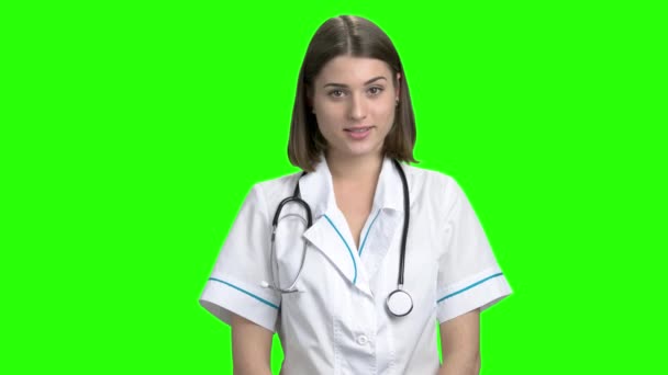 Porträt einer Ärztin, die eine Behandlung verschreibt. — Stockvideo