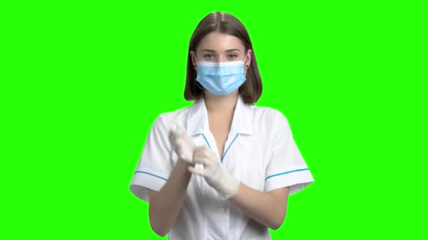 Retrato de doctora con guantes protectores blancos . — Vídeos de Stock