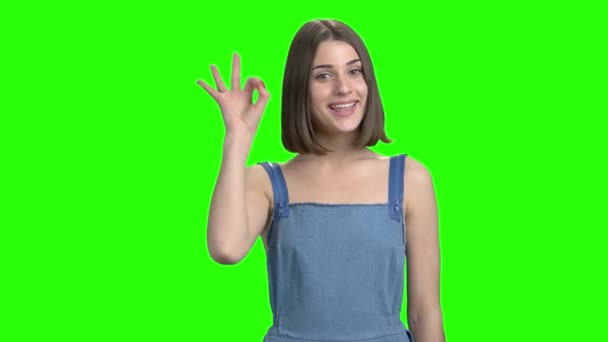 Fiatal aranyos barna lány látható ok gesztus. — Stock videók