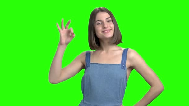 Mladá žena ukazuje různé gesta. — Stock video