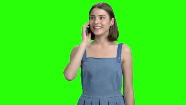 Jeune fille brune en robe de denim parlant au téléphone . — Video