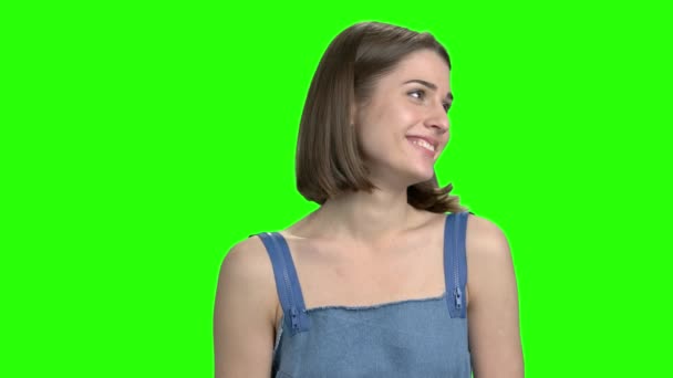 Portrét cute usmívající se žena flirtuje s vámi. — Stock video