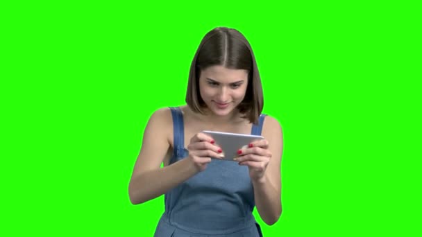 Teen flicka gamer spela videospel på smartphone. — Stockvideo