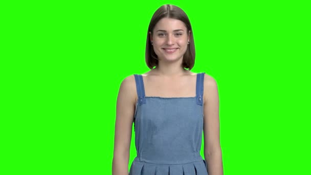 Schattige tiener brunette meisje in denim jurk portret. — Stockvideo