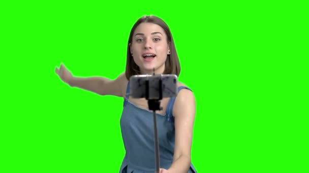 Portriat dospívající žena užívat selfie. — Stock video