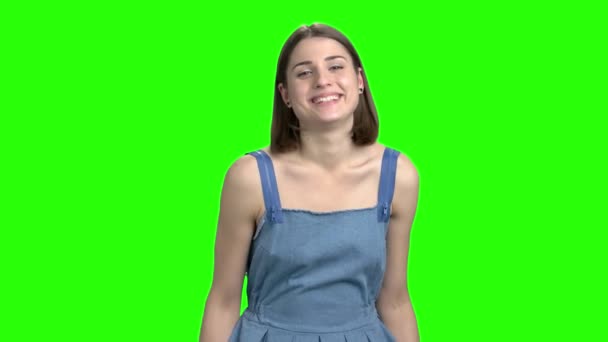 Fröhlich lächelnde Frau im Jeanskleid flirtet vor der Kamera. — Stockvideo