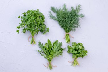 Taze Bahçe dereotu ve maydanoz.