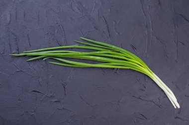 Dokulu arka plan üzerinde taze soğan.