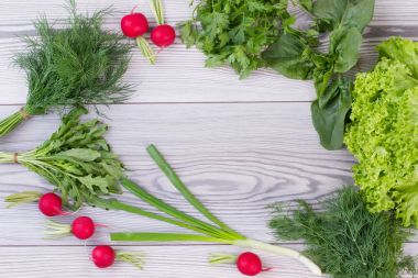 Çerçevelemek--dan taze sebze ve otlar.