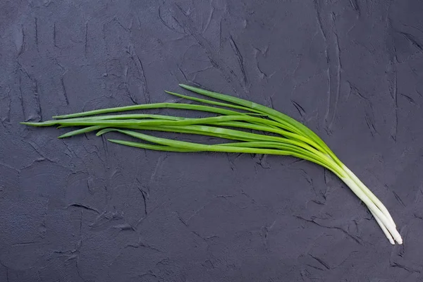 Dokulu arka plan üzerinde taze soğan.