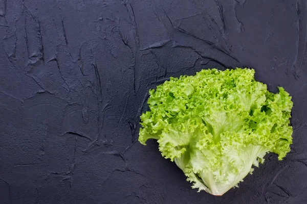 石板板上的新鲜绿生菜. — 图库照片