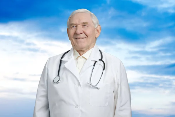 Ledande läkare mot blå himmel bakgrund. — Stockfoto