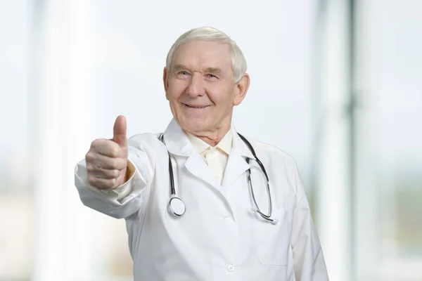 Sorrindo médico sênior com o polegar para cima . — Fotografia de Stock
