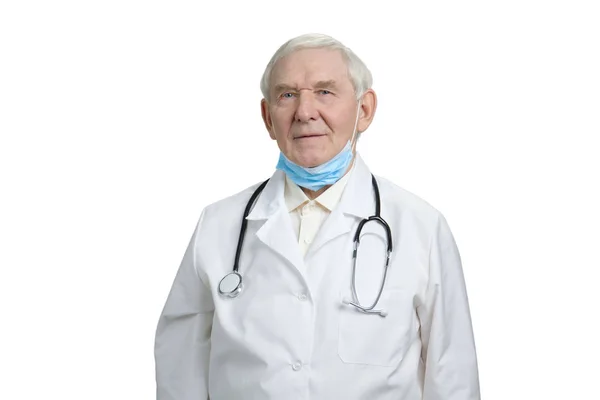 Ritratto di medico anziano che indossa stetoscopio e maschera . — Foto Stock