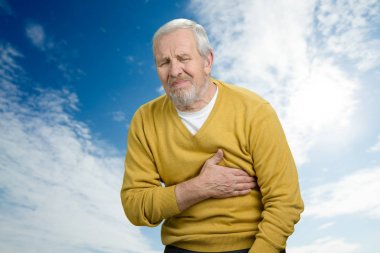 Yaşlı adam kalp krizi.