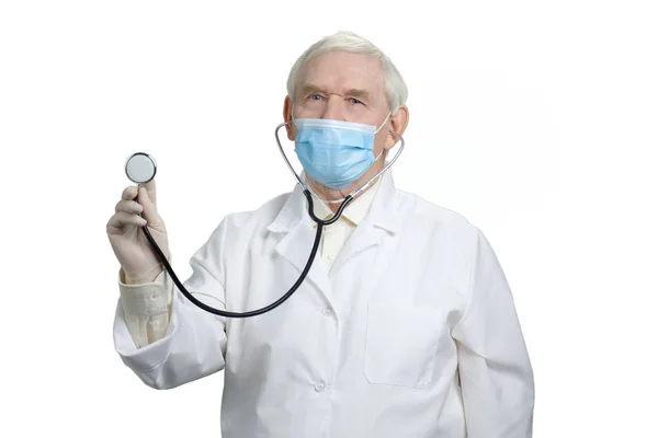 Starszy lekarz ze stetoskopem. — Zdjęcie stockowe