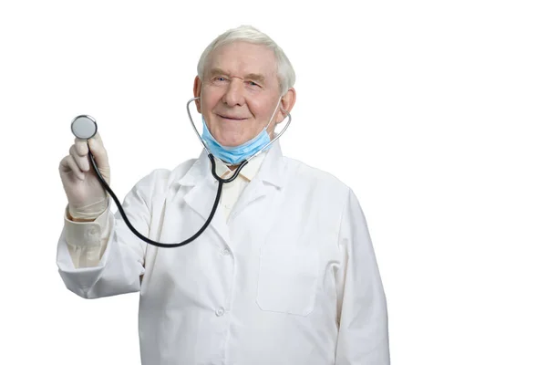 Vieux médecin souriant avec écouter votre rythme cardiaque en utilisant stéthoscope . — Photo