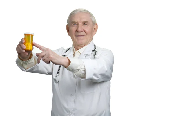 Medico anziano che indica lattina di pillole . — Foto Stock