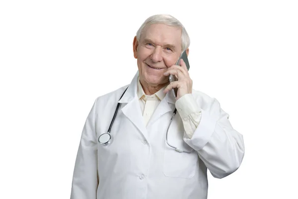 Viejo médico caucásico está hablando por teléfono en un gran estado de ánimo . — Foto de Stock