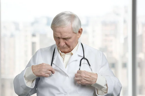 Vecchio farmacista con stetoscopio . — Foto Stock