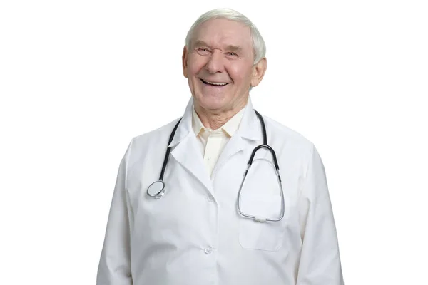 Vecchio medico caucasico ridente con stetoscopio . — Foto Stock