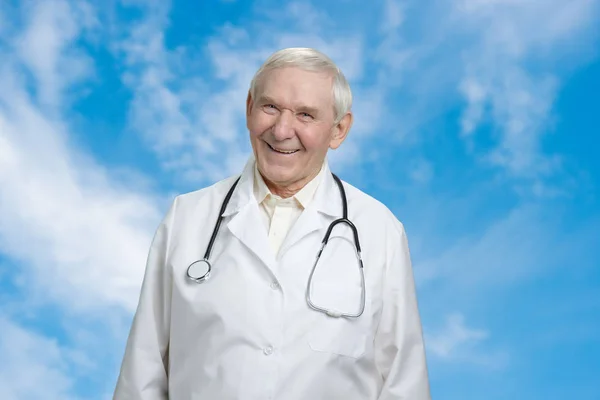 Felice maschio sorridente medico anziano . — Foto Stock