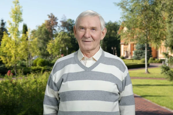 Portrait de grand-père souriant en plein air . — Photo