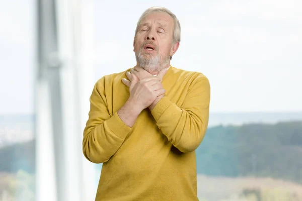 Portret van oude man met pijn in keel. — Stockfoto