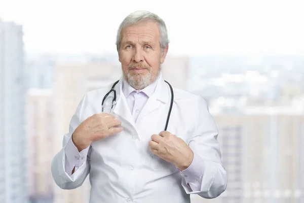 Ritratto di medico che tocca lo stetoscopio . — Foto Stock