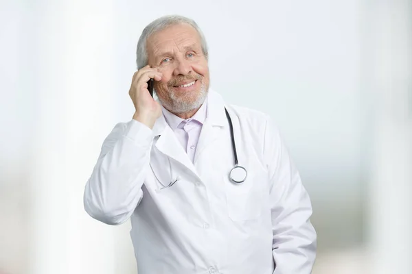 Immagine di un vecchio medico fiducioso che fa una telefonata . — Foto Stock