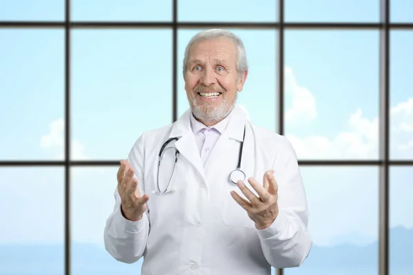 Портрет щасливого старого лікаря, що розмовляє і жестикулює . — стокове фото