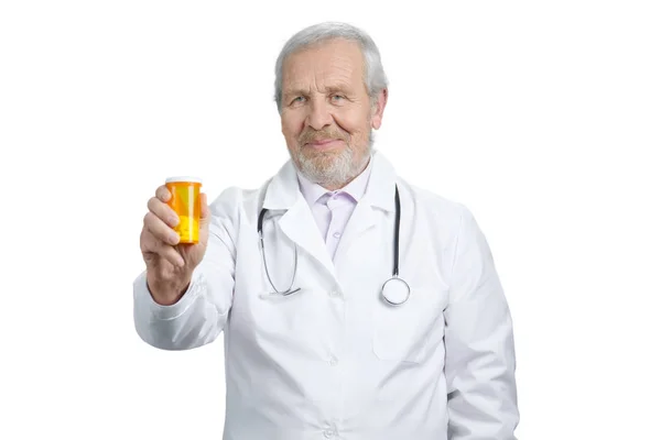 Старый кавказский врач держит банку таблеток . — стоковое фото