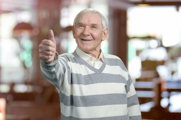 Happy caucasian old man with thumb up. — Stock Photo, Image