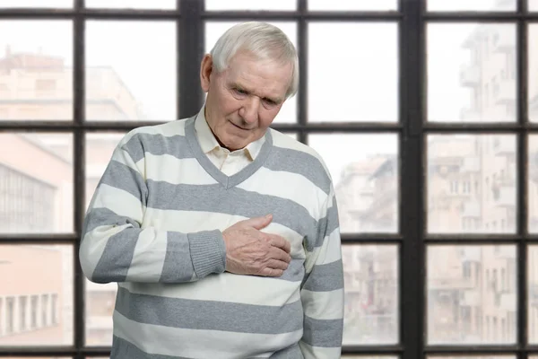 Senior grootvader gevoel hart pijn. — Stockfoto