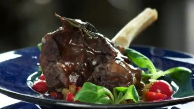Kuzu parmak eklemi, sos ve ratatouille.