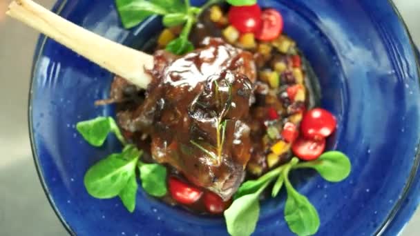 Lamb shank bovenaanzicht. — Stockvideo